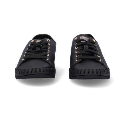 Sapatilhas pretas com atacadores e sola preta em fundo branco