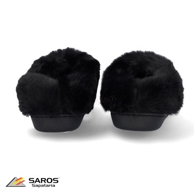 Chinelos pretos felpudos com sola preta