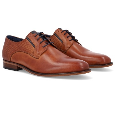 Sapatos clássicos de couro castanho com atacadores pretos em fundo branco