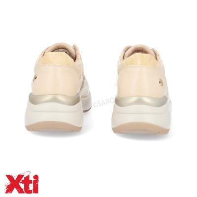 Ténis femininos bege com sola branca vistos de trás