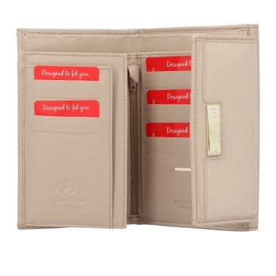 Carteira bege em couro com múltiplos compartimentos para cartões e etiquetas vermelhas