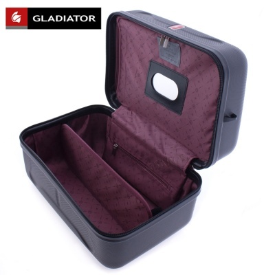 Estojo de viagem preto aberto com interior forrado a tecido rojizo e espelho na tampa