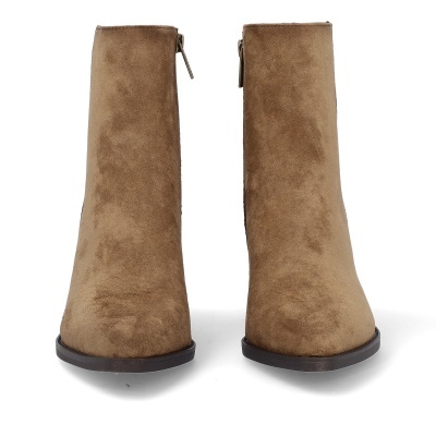 Botins femininos castanhos de veludo com fecho dourado
