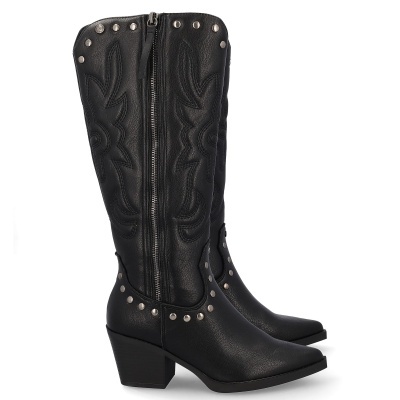 Botas altas pretas com salto médio e tachas metálicas