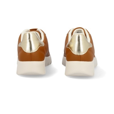 Sapatilhas castanhas com detalhe dourado metálico e sola branca, vista traseira