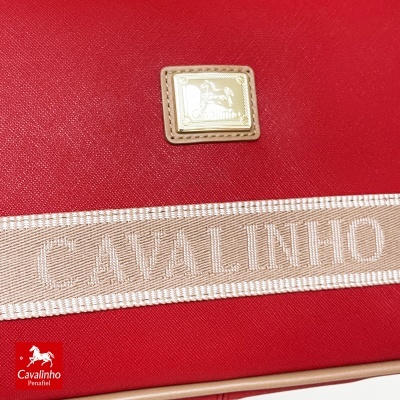 Bolsa vermelha com faixa bege e placa metálica Cavalinho