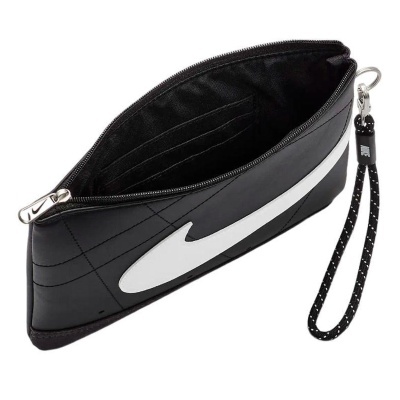 Carteira preta com logótipo branco da Nike e fecho de correr