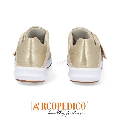 Sapatilhas douradas com sola branca e fecho de velcro vistas de trás