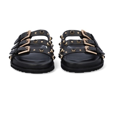 Sandálias pretas com fivelas douradas e detalhes metálicos