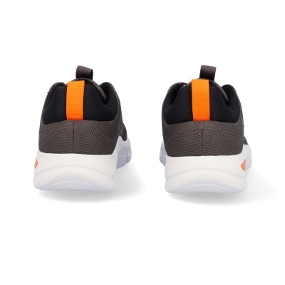 Ténis desportivos cinza escuro com fita laranja atrás e sola branca