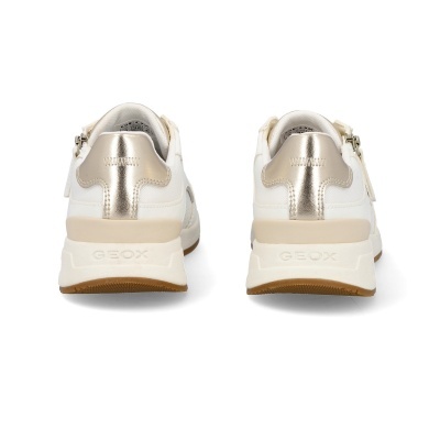 Sapatilhas brancas com detalhes dourados e sola grossa