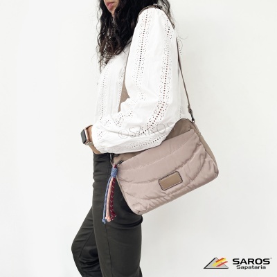 Mala de ombro bege claro acolchoada com detalhe colorido pendurado