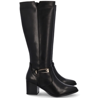 Botas altas pretas com salto e fivela dourada