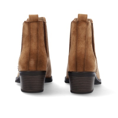 Botins castanhos de camurça vistos de trás, com salto médio em bloco.