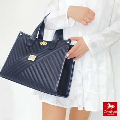 Mala preta matelassê com alças e fecho dourado, marca Cavalinho visível