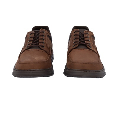 Sapatos castanhos de couro com atacadores e sola preta