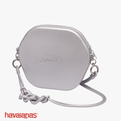 Mala pequena redonda prata com alça fina e nó decorativo