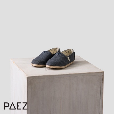 Sapatos alpercatas azul escuro sobre caixa de madeira com logótipo PAEZ
