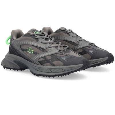 Sapatilhas desportivas cinzentas e pretas com detalhes verdes e logo de crocodilo.