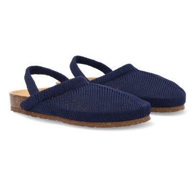 Sapatos azuis escuros com sola de cortiça e parte superior em malha