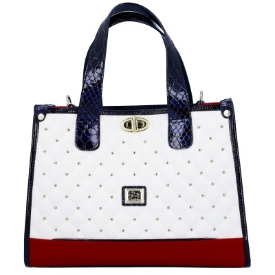 Mala de mão branca acolchoada com rebites dourados, base vermelha e pegas azuis com padrão de pele de cobra