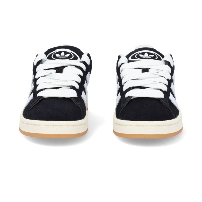 Par de sapatilhas Adidas pretas com listras brancas e atacadores brancos