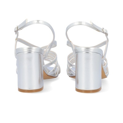 Sandálias de salto alto prateadas com tiras e fecho de fivela vista de trás