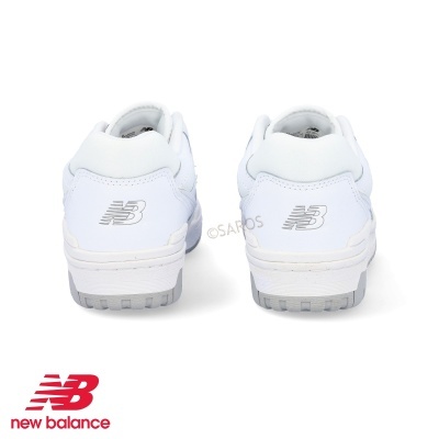 Ténis New Balance brancos vistos de trás