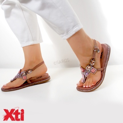 Sandálias rasas castanhas com aplicações decorativas rosa e castanho