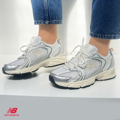 Ténis New Balance prateados e bege com sola robusta e logótipo N