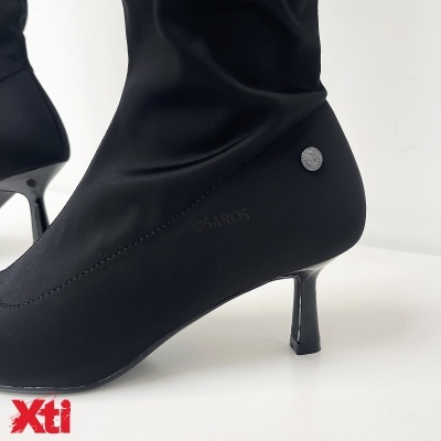 Botins pretos femininos com salto médio e detalhe metálico