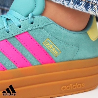 Sapatilha desportiva Adidas azul-turquesa com riscas cor-de-rosa e sola castanha