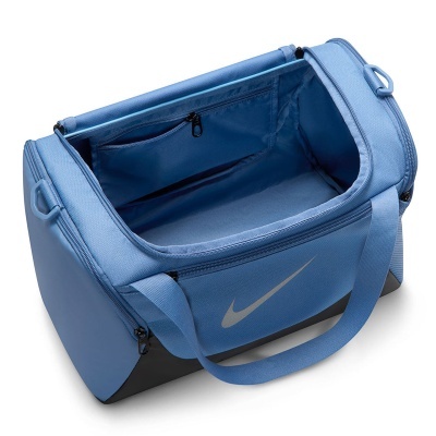 Bolsa desportiva azul clara com base preta e logótipo Nike cinzento