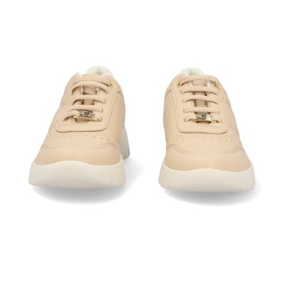 Par de sapatilhas bege com sola branca e atacadores bege