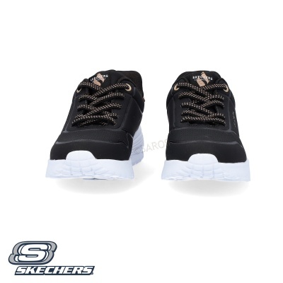 Ténis pretos Skechers com sola branca e atacadores com pontos brancos
