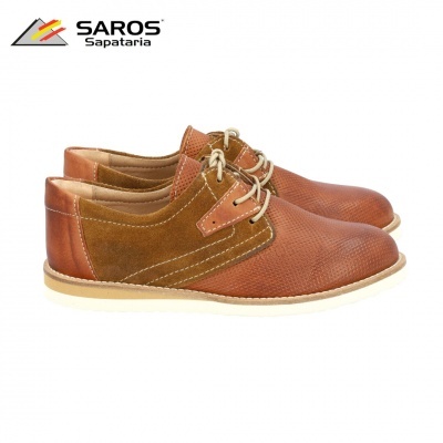 Par de sapatos masculinos castanhos com atacadores em fundo branco e logotipo SAROS Sapataria