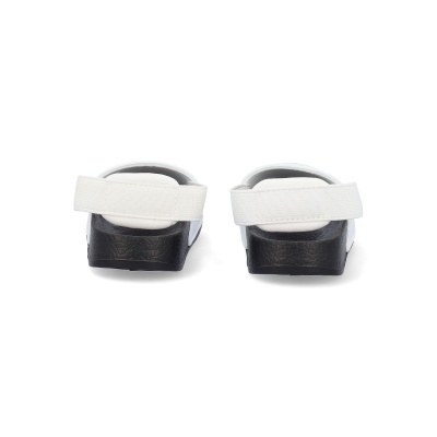 Chinelos desportivos infantis pretos com tiras brancas ajustáveis vistos de trás