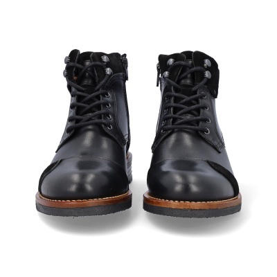 Botas pretas de couro com atacadores e detalhes em tecido preto vistas de frente