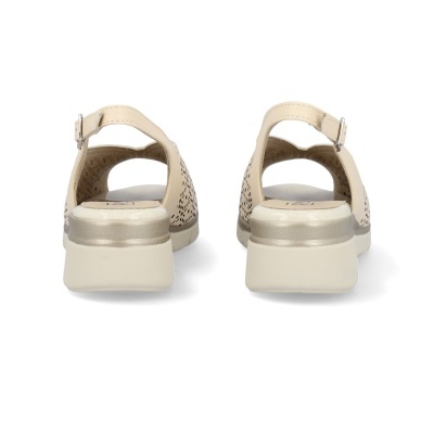 Sandálias bege de salto baixo com correia ajustável e recorte a laser