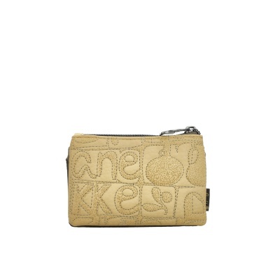 Carteira pequena bege com fecho de correr e padrão em relevo