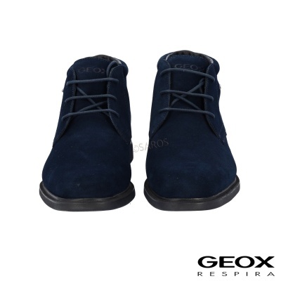 Par de sapatos masculinos Geox em camurça azul escura