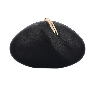 Bolsa de mão preta em pele com fecho metálico dourado
