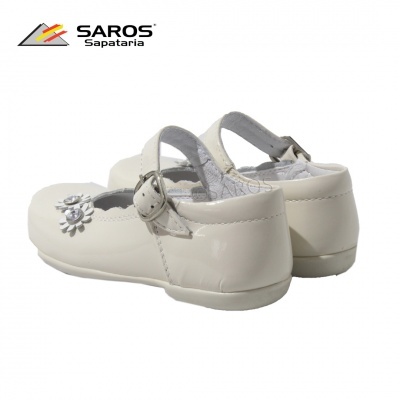 Sapatos infantis em pele branca com fivela e flor decorativa