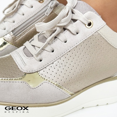 Ténis Geox bege com sola branca e fecho lateral