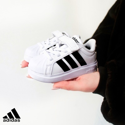 Sapatilhas infantis Adidas brancas com riscas pretas e fecho velcro