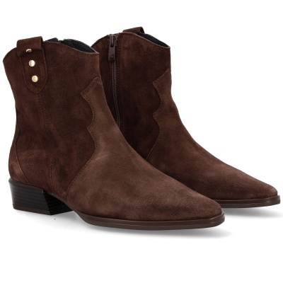 Botins de camurça castanhos com fecho lateral e tachas metálicas.
