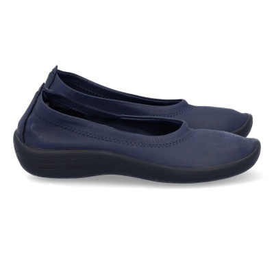 Sapatilhas femininas em pele azul-marinho com sola preta