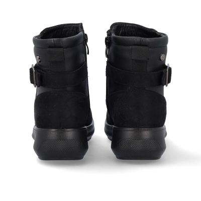 Botas pretas de couro e camurça vista de trás com sola preta