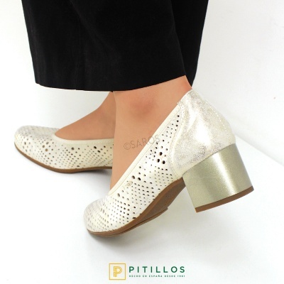 Sapatilhas creme em pele perfurada com salto metálico prateado