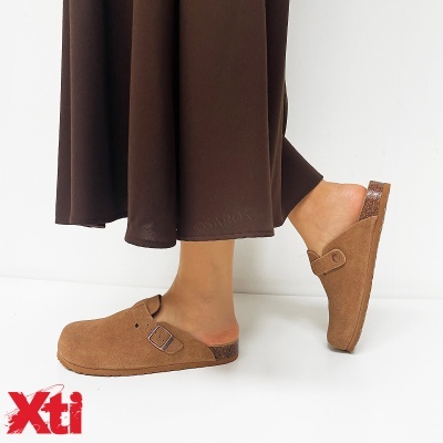 Sandálias sabot castanhas com fivela e saia castanha